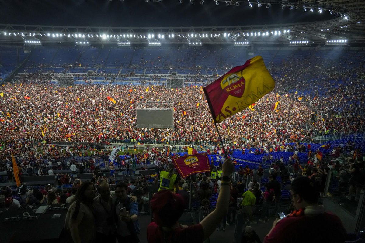 Dopo giorni di lunghe riunioni e vari cambi di location, alla fine c'è l'ok definitivo per l'installazione dei maxischermi allo Stadio Olimpico per la finale di Europa League. Il terreno di gioco sarà coperto
#ASRoma #UELfinal @tempoweb