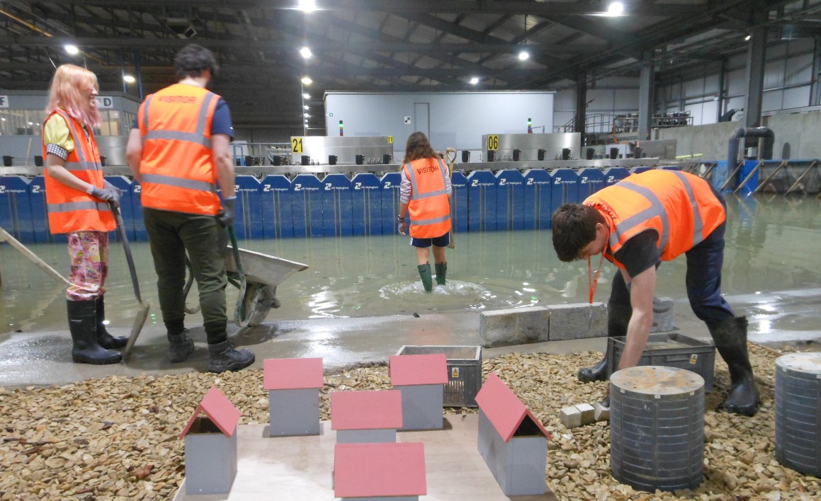 hrwallingford's tweet image. It’s been a busy week for the BSc students from the @Bruneluni Flood &amp;amp; Coastal Engineering course. Their summer school with @EnvAgency included activities in our #physicalmodelling labs, infiltration tests &amp;amp; learning how to use our @ARCBoat.

#floodengineering #coastalengineering