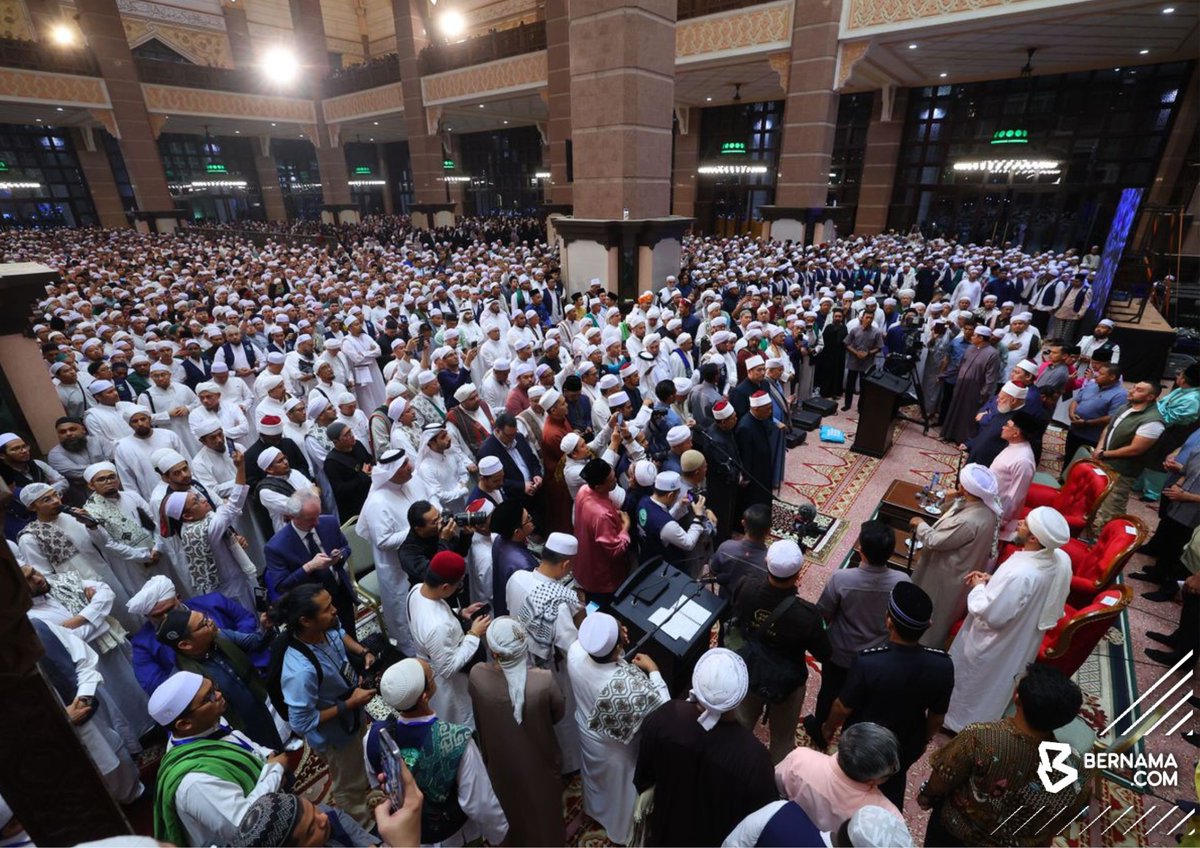 bernamadotcom's tweet photo. Lebih 18,000 umat Islam menghadiri Majlis Ilmu MADANI Bersama Perdana Menteri @anwaribrahim di Masjid Putra, Putrajaya malam ini.

📸 Mohd Huzaini Daud | BERNAMA https://t.co/O27BjMHv5U