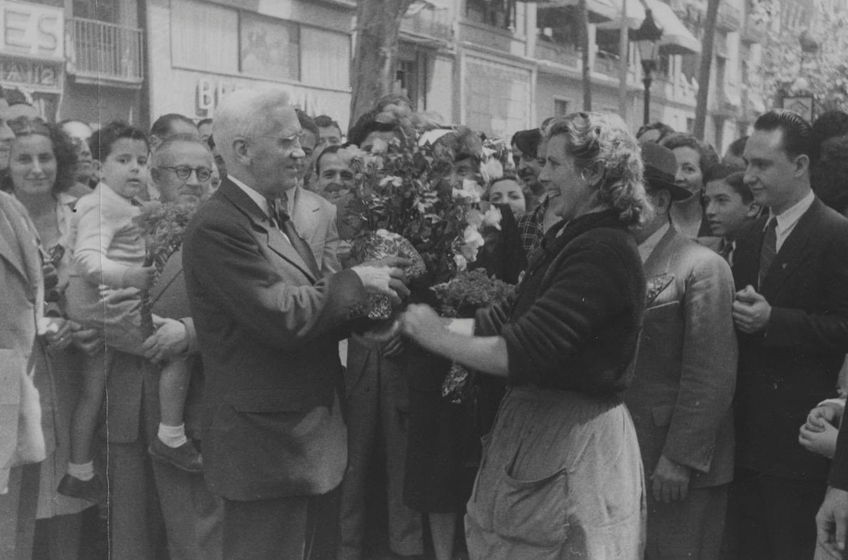 BCN_arxiu's tweet photo. 🗓️👨🔬 #TalDiaComAvui de 1948 el cíentific i premi Nobel Alexander Fleming, visita #Barcelona.
A l'#AMCB conservem l'expedient de la seva visita amb l'agenda d'activitats que van fer:
👉https://t.co/xT3H868Kuq
I a la @LaVanguardia ens ho expliquen:
👉https://t.co/kUixo8LBAT https://t.co/5y4Cw8hxqG
