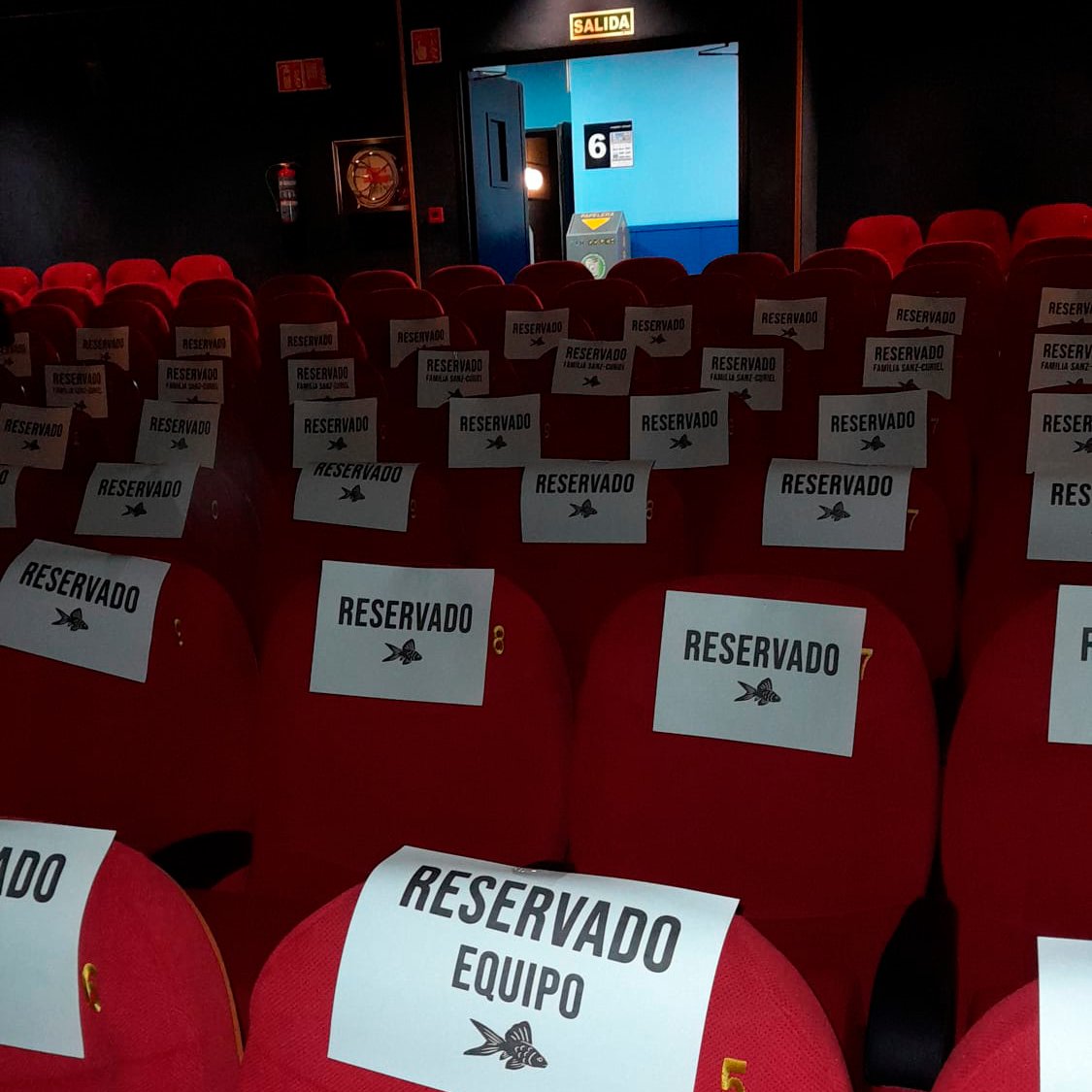 COMA_Burgos's tweet photo. El cortometraje SPLEN ya ha salido de la pecera 🐟 🎞️🎬🎥📹
Nuestra compañera @Sofiart99 ha presentado oficialmente el proyecto junto a varios compañeros de Comunicación Audiovisual en los cines @GolemBurgos en dos sesiones, debido al elevado número de asistentes que acudieron. https://t.co/SsKhyhdI47