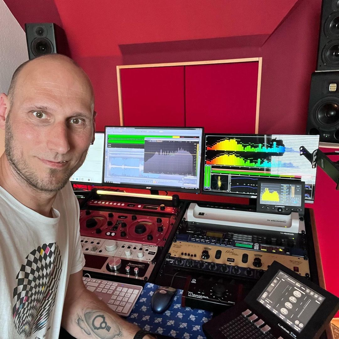 ZAORFurniture's tweet photo. Amazing setup w/a Maestro 36 at @acsysound in Chemnitz🇩🇪With 36 rack units on the desktop, plenty more rack space underneath, optimised airflow, high-end cable management and acoustic optimisation built in, this desk makes working with the finest gear even more enjoyable. https://t.co/AmYVY7sNK7