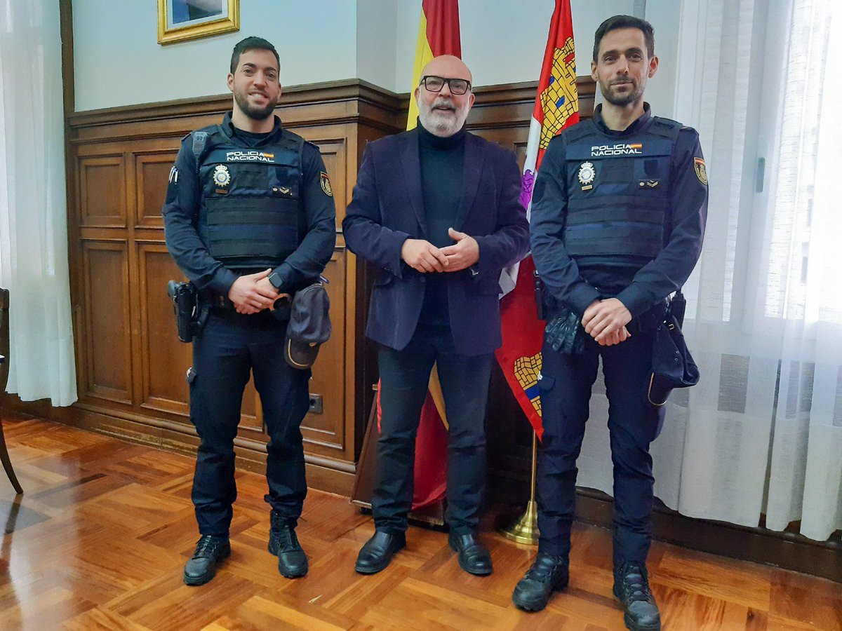 👏🏼 El subdelegado del Gobierno en Soria, Miguel Latorre, ha recibido esta mañana a los 2️⃣ agentes que se lanzaron al agua, para sacar del río a una mujer de 83 años

Consiguieron sacarla y pudo ser trasladada al hospital de Soria. Se encuentra fuera de peligro ✅.