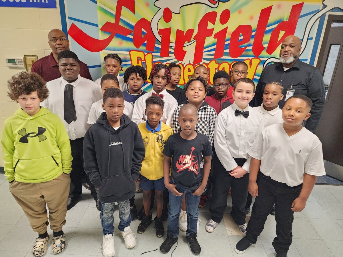 FESstingrays's tweet image. The Extra Mile Club celebrated the end of the year with a celebration.  We thank Mr. Hawkins and Mr. Oakes for mentoring our students.  They posed for a picture.