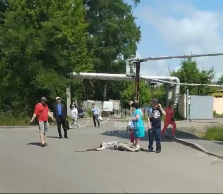 #Dnipro. This 69-year-old man was walking past the hospital when russia hit it with a missile... 
25 people were injured, 19 of whom were hospitalized. Two dead and three missing are known🕯
#RussiaIsATerroristState