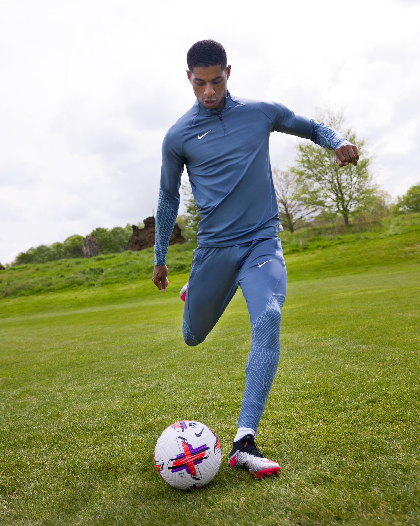 Nike Football on X: "Absolutely flying. @marcusrashford celebrates his best  season yet with the new Mercurial 25 colorway — and he isn't slowing down  ⚡️ #NikeFootball https://t.co/KzOHBC3SN6" / X