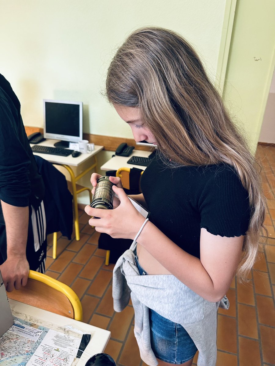 🚗Les collégiens de 4eme du Collège Fersen, à #Antibes facon enquêteurs sur l’accident de Thomas dans le cadre de notre escape game #SecuriteRoutiere. 

🚲 Prudence et vigilance dès le plus jeune âge et pour tous les usagers !