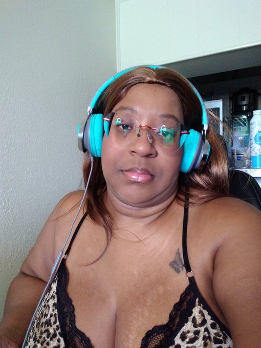 Going live now on Streamate, Camsoda, and  Manyvids. Come tell em crazy ghost stories and other things<a href="/tag/linkin"class="tags"><span>#linkin</span></a>