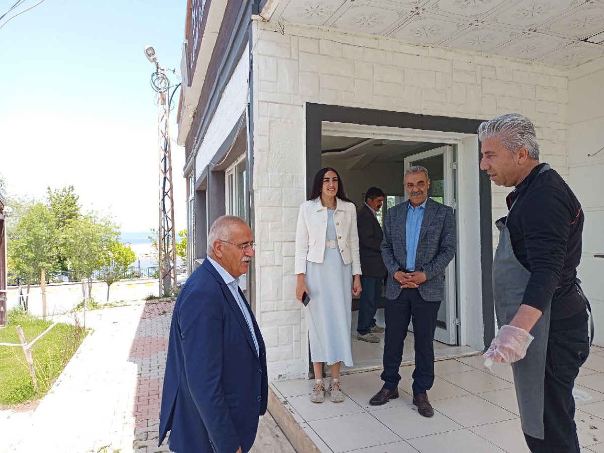 DemPartiTusba's tweet photo. #YeşilSolParti İl Eş Sözcümüz #GönülUZUNAY
#DBP İl Eşbaşkanı #HarunOKAY
Van BŞB. Eşbaşkanı #MustafaAVCI
Edremit İlçe örgütü ve seçilmişler Edremit esnafını ziyaret etti.
28 Mayıs’ta aynı dik duruş ruhu ile sandıklarımıza sahiplenme çağrısı yapıldı.
Halkımız tek adamı gönderecek! https://t.co/2PO1K2LPof