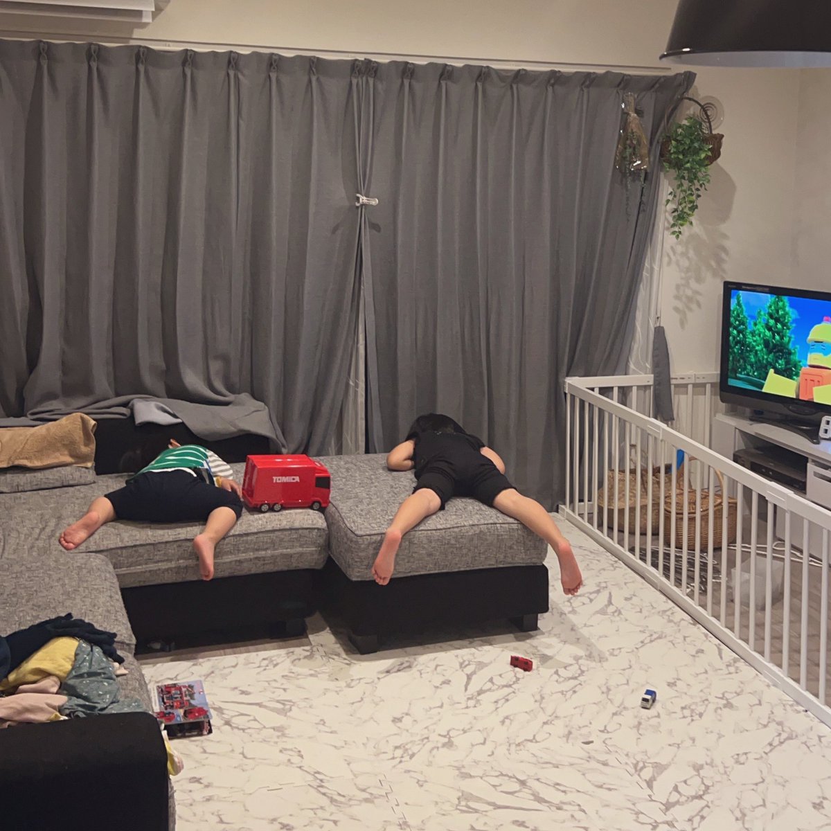 itxucutcu's tweet image. うつ予防にお暇いただけた🙋‍♂️でも帰ってこの絵はしんどい😂16:00-18:00で2時間寝たらしい。いや、寝かすなや…夜これ起きるやつやん?じゃなくて感謝を…感謝を言わねば「ほんと見ててくれてありがとうね〜！！！！」という一幕だったので一時保育とかもっと利用した方が持久戦にはいいよなって学んだ