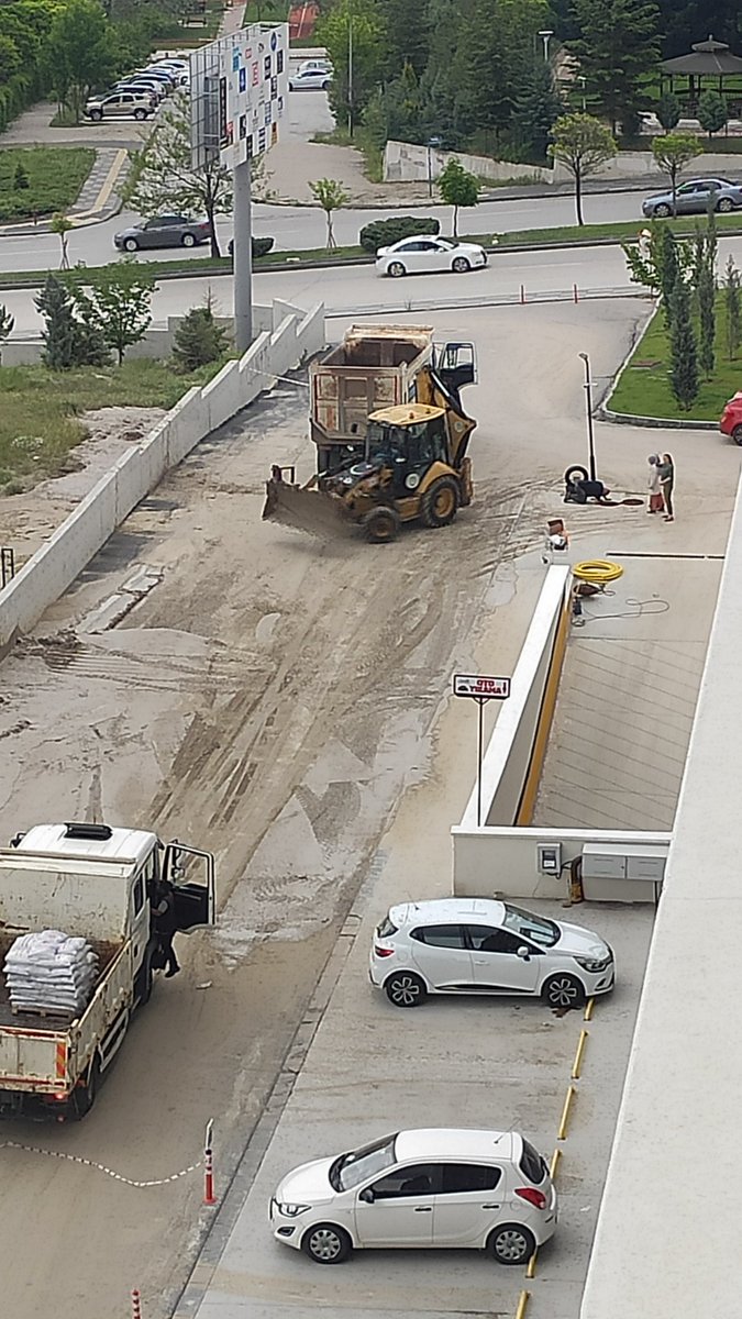 syslzehra's tweet photo. Önce is sağlığı güvenliği nerede uygulanıyor? Bu amca yere yatıp kapağı açtıktan sonra içerisinde bisilerle uğraşıyor inceliyor vs. Hic mi canının kiymeti yok bey amca 🥺kim olduğunu bilmiyorum, personel mi onu da bilmiyorum 🤷🏼‍♀️ https://t.co/1iU6EVJ4yE