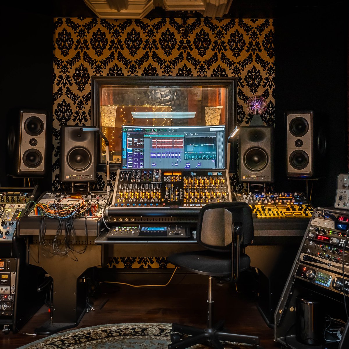 AntelopeAudio's tweet photo. What a view for a #StudioSaturday 🤩
📸: https://t.co/PPgFQ4SaT0
#antelopeaudio #audiointerface #orion32 #proaudio #recording #recordingstudio #studio #geargoals #audioproduction #audio #mastering #musicstudio #studiosetup #musician #mixing #audiogear #studiolife #music https://t.co/LzoYeN6t4J