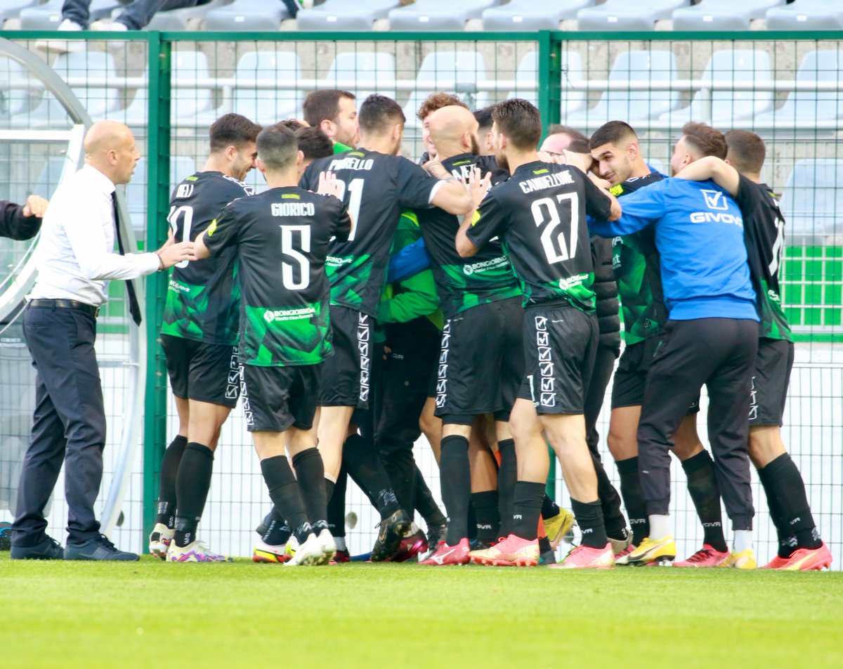 PordenoneCalcio's tweet photo. “Riprendiamo a giocare. Quanto emerso negli ultimi giorni ci deve compattare ancor di più con i tifosi, la Società e il nostro presidente, che ci è sempre stato vicino” 🫂🖤💚
Mister Di Carlo 🎬 https://t.co/XAd92b0hhP
#ForzaRamarri #ForzaPordenone #LECPOR https://t.co/E9Inoj796K