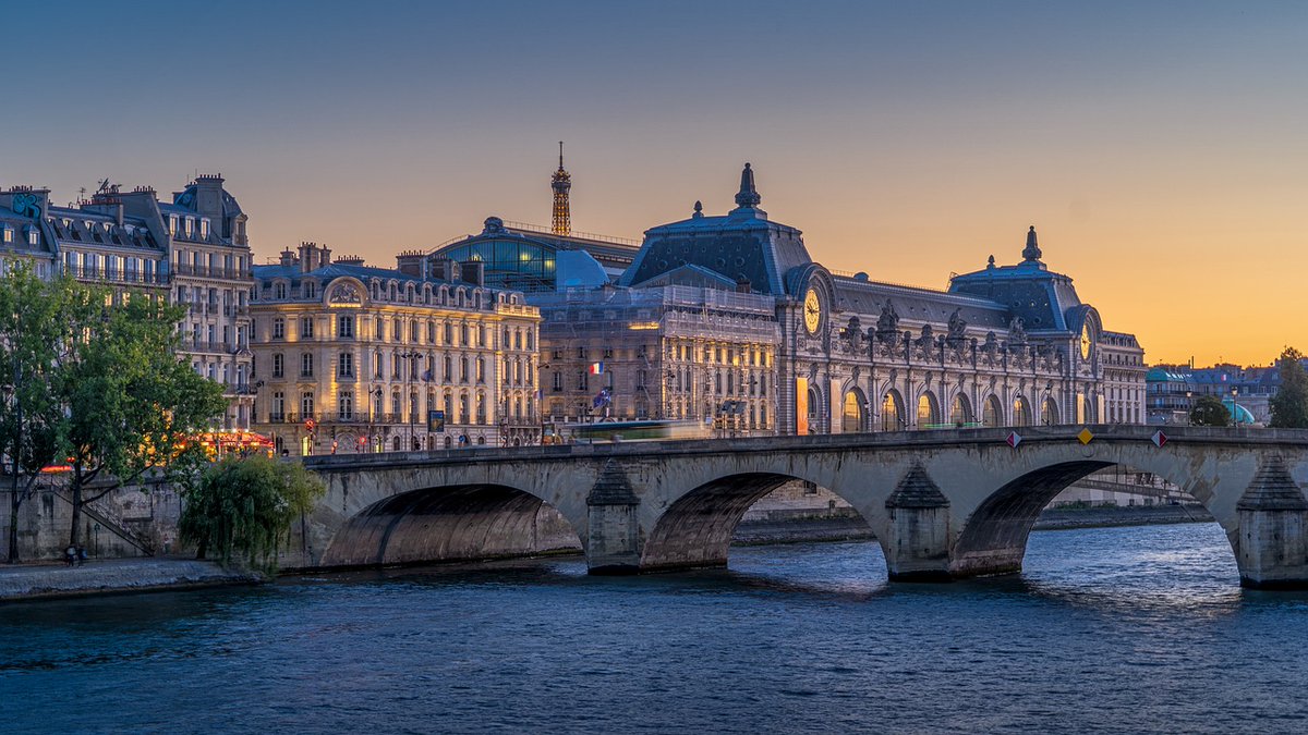 Happy Friday and bon week-end à tous! #Paris #FridayFeeling #Travel #architecture #EiffelTower #France #museum #FridayVibes #sunsets 📸 Pierre9x6💖💞