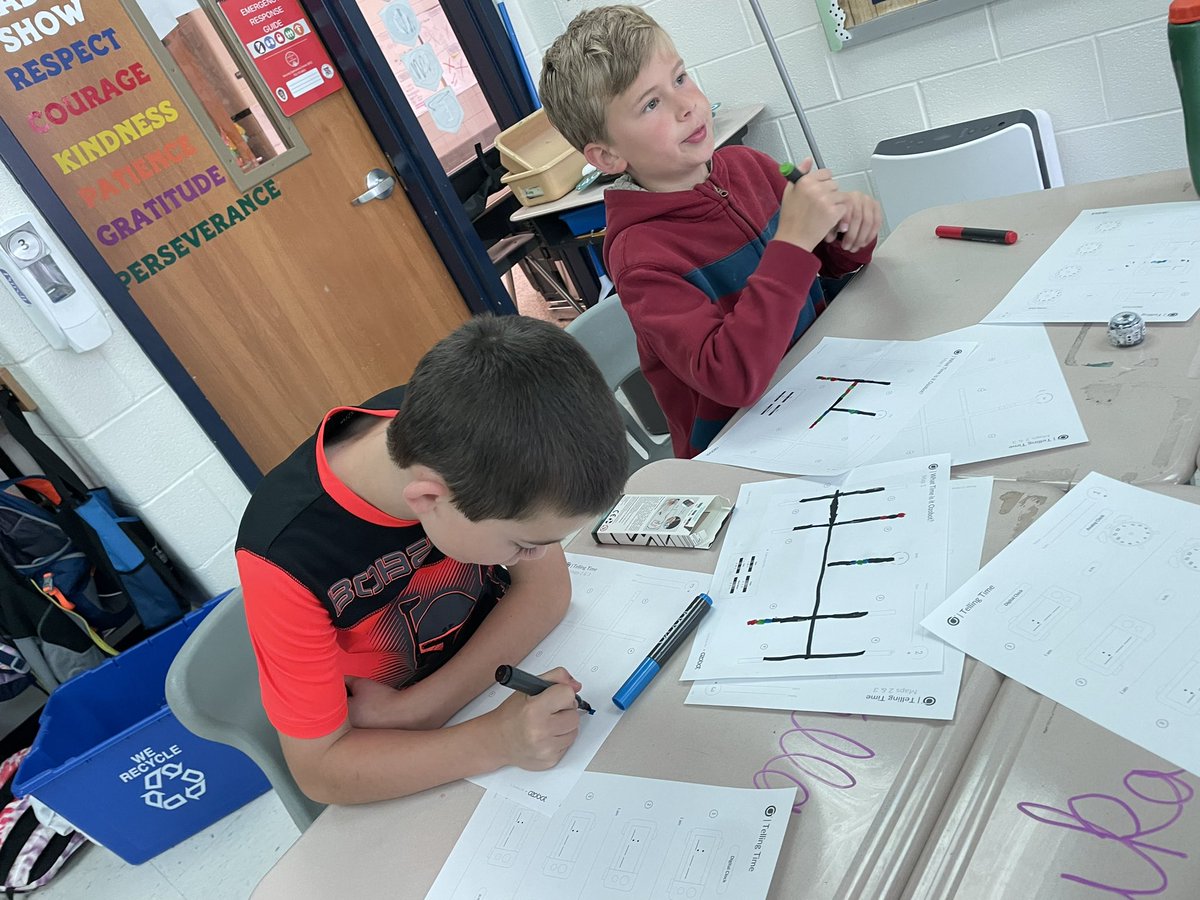 MsHaslebacher's tweet image. These coders are writing times on a digital and analog clock using the numbers the @Ozobot is coded to land on. @CountrysideElem @csforlcps @CSLCPS