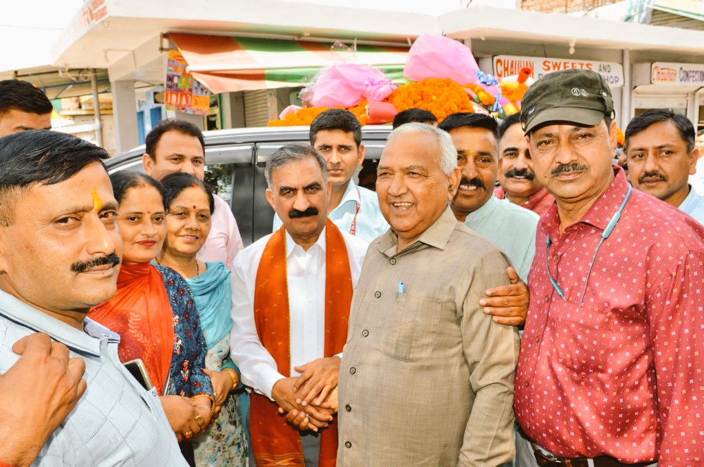 SukhuSukhvinder's tweet photo. ज़िला कांगड़ा की देहरा विधानसभा क्षेत्र के हरिपुर में देहरा के विधायक होशियार सिंह, ज्वालामुखी के विधायक संजय रतन, कांग्रेस पदाधिकारियों, कार्यकर्ताओं व मेरे पुराने मित्र पूर्व भाजपा मंत्री रमेश धवाला व देहरा की सम्मानित जनता द्वारा किए गए स्वागत के लिए सब का बहुत-बहुत आभार। https://t.co/hzVF1j76VN