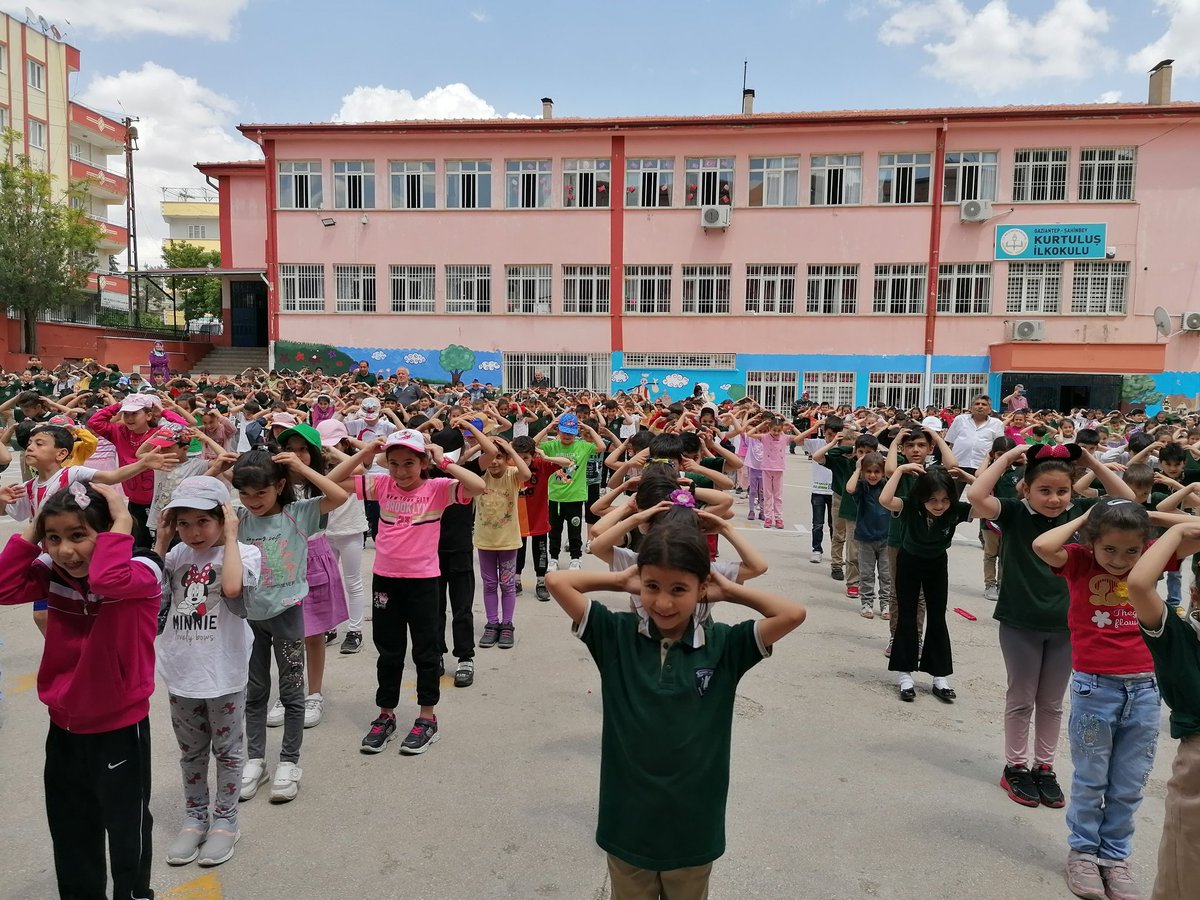 Okulda Sporla Uyum" etkinlikleri okulumuzdaydı.Güzel kareler👋👋Başkanımız <a href="/mtahmazoglu/">Mehmet Tahmazoğlu 🇹🇷</a> 'na ve ekibine teşekkür ederiz.👋👏 <a href="/gul_davut/">Davut GÜL</a> <a href="/yasintepe/">Yasin TEPE</a> <a href="/Gaziantep_MEM/">Gaziantep İl Millî Eğitim Müdürlüğü</a> <a href="/HayrettinnCiCEK/">Hayrettin Çiçek</a> <a href="/SahinbeyK27/">Şahinbey Kaymakamlığı</a> <a href="/erdalkilinc27/">Dr.Erdal KILINÇ</a> <a href="/sahinbeymem/">Şahinbey İlçe Milli Eğitim Müdürlüğü 🇹🇷</a> <a href="/sporsehrigantep/">Spor Şehri Gaziantep</a> <a href="/mtahmazoglu/">Mehmet Tahmazoğlu 🇹🇷</a>  <a href="/sahinbeybel/">Şahinbey Belediyesi</a> <a href="/AbdulkadirFira2/">Abdulkadir Firat</a>