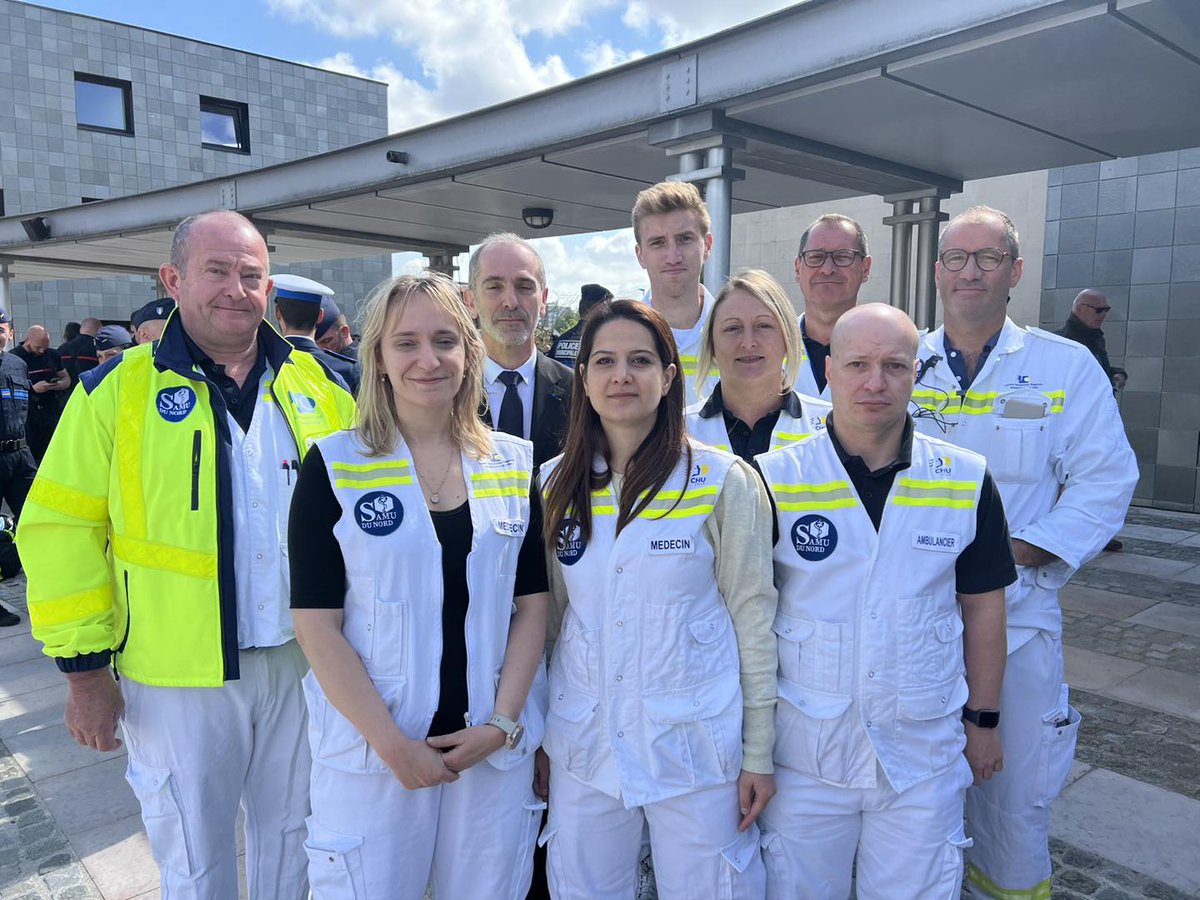 Hier, Frédéric Boiron, DG du CHU de Lille et le <a href="/SamuNord/">SAMU du Nord</a> étaient présents au commissariat de Roubaix pour rendre hommage aux 3 policiers décédés en intervention. 
Nous pensées solennelles vont aux familles et proches des policiers et nous remercions les équipes engagées.