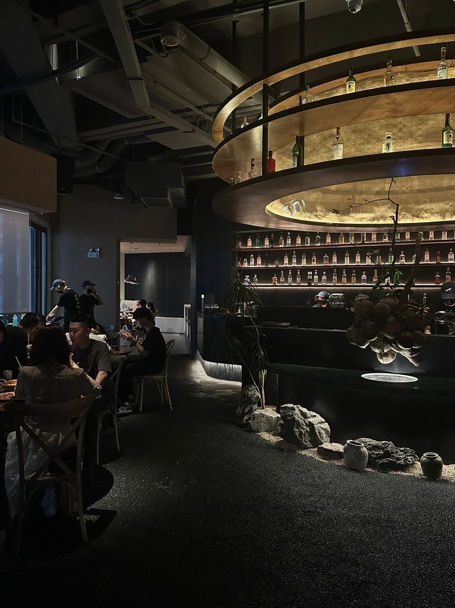 重要なことは、プレイリストがすべて私の好きな音楽の方向性に関するものであるということです。
大好きです！ 次回行きます！
黒トリュフ麺も美味しくて迷っちゃいます