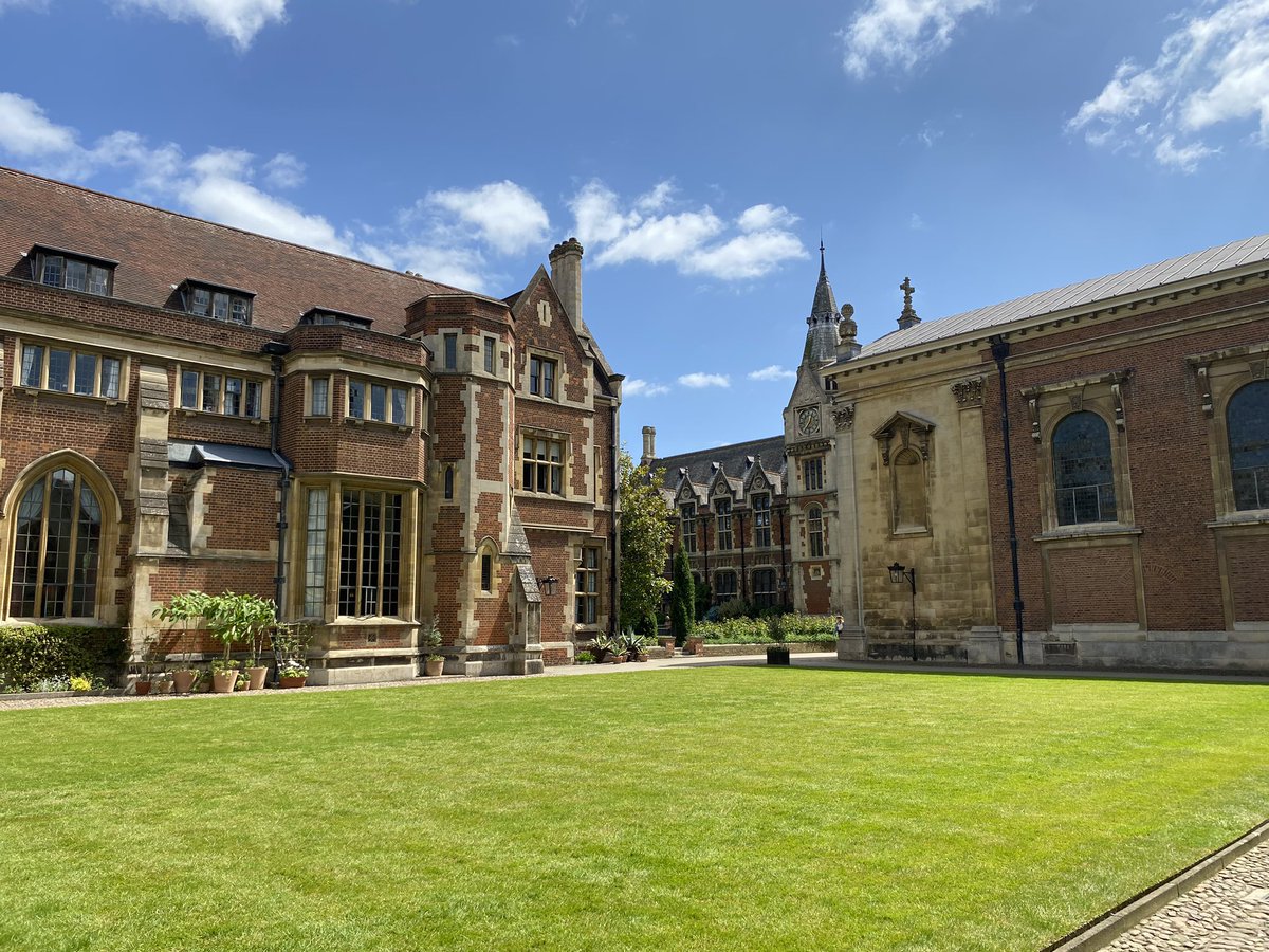 Lunch today in the wonderful setting of  Pembroke College with the lovely <a href="/kate_parsley/">Kate Parsley 💙</a> 

Why does Cambridge carry the delectable smell of fish and chips on a Friday afternoon? Because it’s what all the colleges serve*! 
Now you know. 

*source: my host, and also it’s what I ate