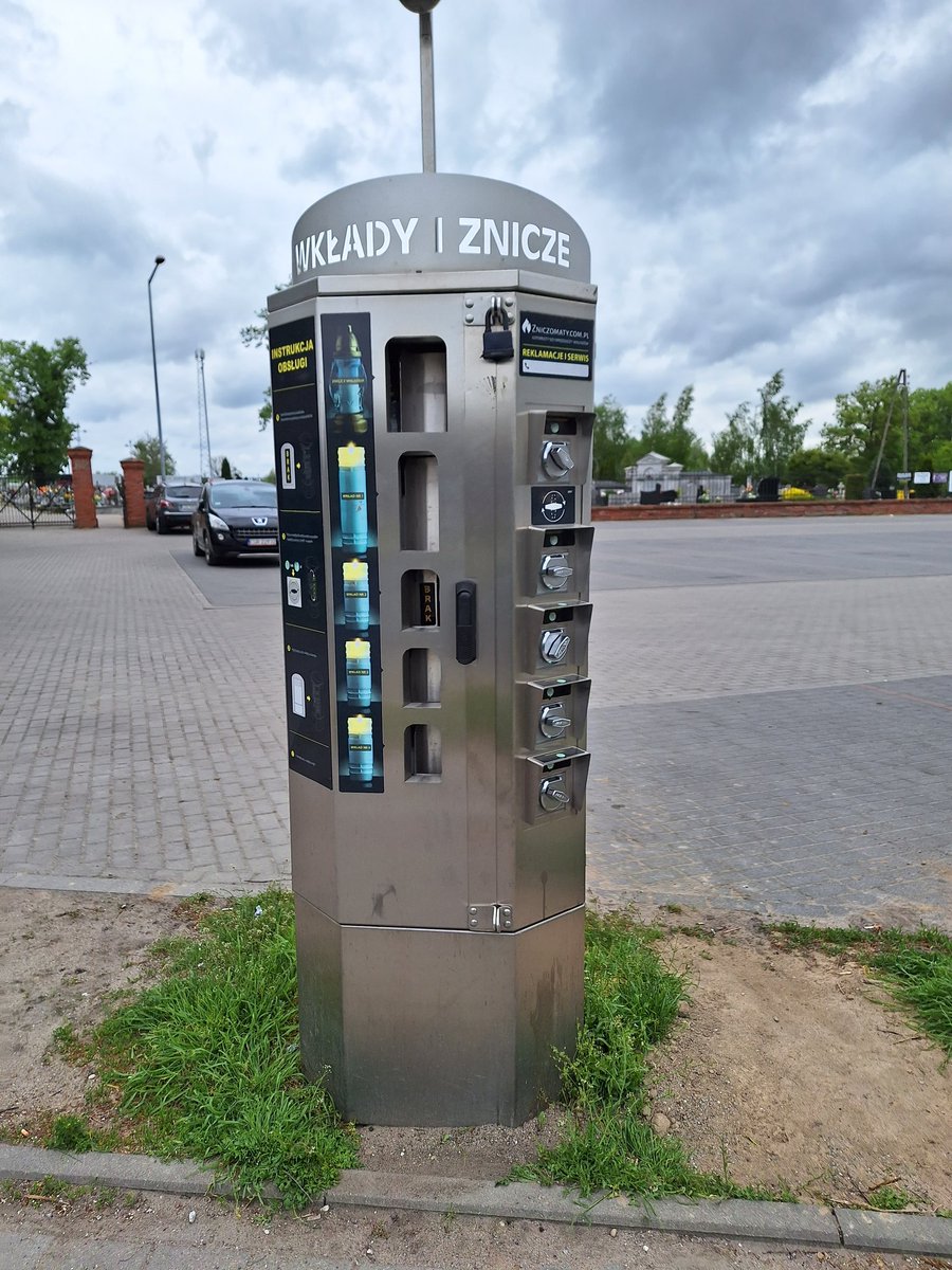 miyvmi's tweet photo. polishcore - automat na znicze przy cmentarzu https://t.co/sDnYXoGG9g