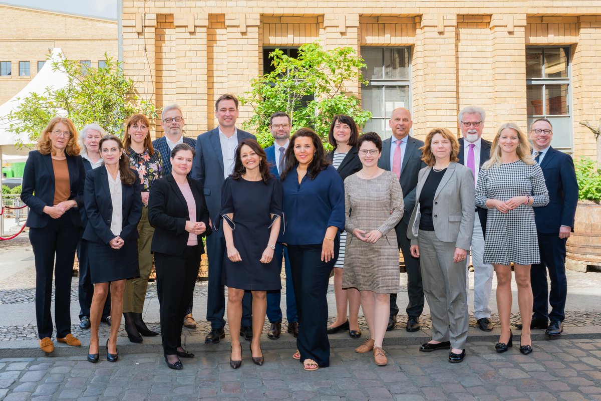 Die 94. Konferenz der Justizministerinnen und Justizminister wurde heute fortgesetzt. Wir sind uns einig: Die #Digitalisierung der Justiz schaffen wir nur gemeinsam. Deshalb startete die Konferenz bereits gestern mit einem #Digitalgipfel.
Alle Infos dazu: bmj.de/SharedDocs/Pre…