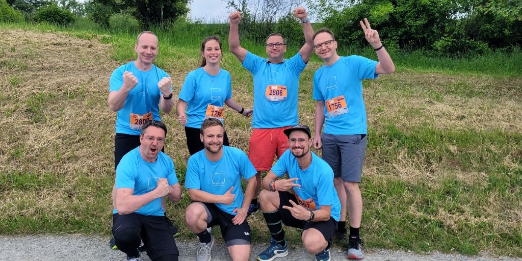 finnwaa's tweet photo. Dass wir Spaß beim #Firmenlauf hatten, ist wohl nicht zu übersehen. Wir sind mehr als zufrieden mit unserer Leistung, unseren lautstarken Supportern an der Strecke und dem schönen Abend, den wir mit einigen gemeinsamen Getränken ausklingen ließen. 😊
#JenasFirmenLaufen https://t.co/BDiFaIecTA