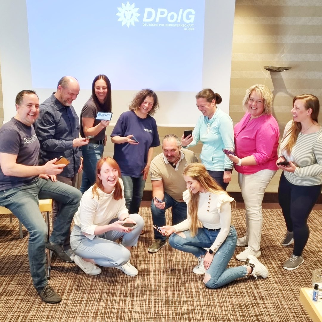 Wenn aus dem Steckbrief die Buyers Person wird - beste Grüße von unseren #DPolG Teams aus dem Social Media Seminar in Hamburg schicken euch: André, Markus, Julia, Lotta, Tanja, Uli, Elisabeth, Daryl, Anja und Liv (v.l.n.r.).