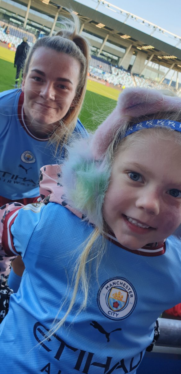 One very excited Luna that she is going to be watching her hero playing football again tomorrow <a href="/lauren__hemp/">Lauren Hemp</a> <a href="/ManCity/">Manchester City</a> <a href="/ManCityWomen/">Manchester City Women</a>