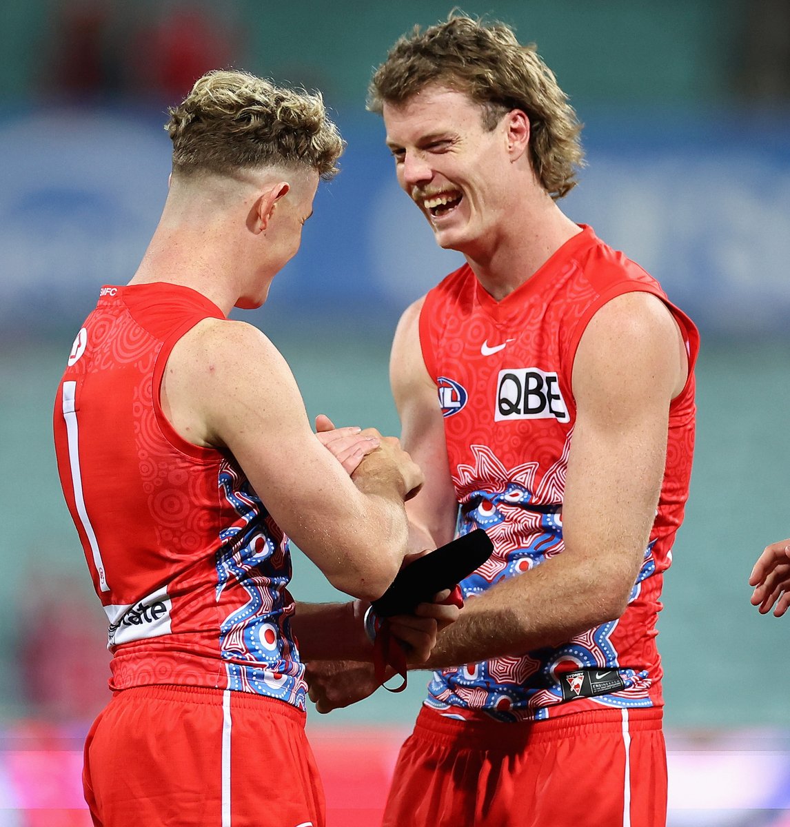How about these guys tonight.

Defender appreciation tweet 😍 

#MarnGrook #AFLSwansBlues