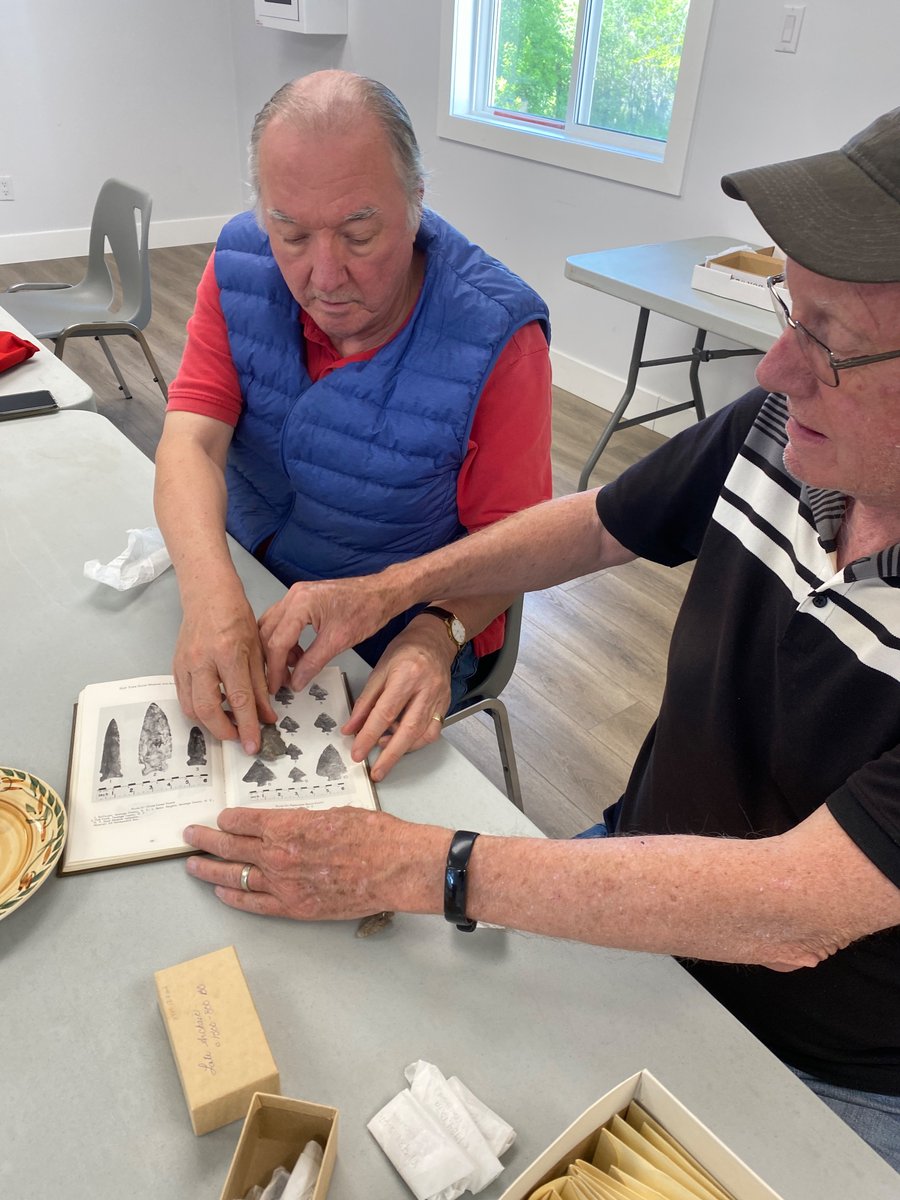 BeachvilleDM's tweet image. Some of the #chert points in our #museumcollection date to &amp;gt;9000 years ago. The distinct shapes and bases of these points can help a trained eye classify them. We are grateful to local experts, Chris Ellis &amp;amp; Jim Keron, for examining these #archaeological pieces with us. 🔎