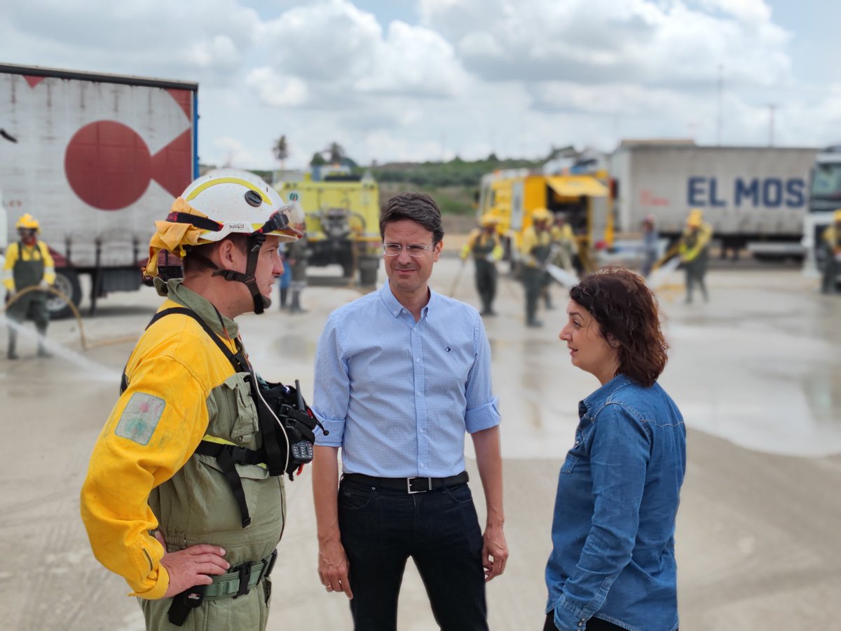 popularesmolina's tweet photo. 🔵 Nuestro candidato, @jangelalfonso, la S.G. de @Rm_Hacienda, @SoniaAlcayna, y el D.G. de Emergencias @112rmurcia, @PENCHO3, han visitado esta mañana las zonas afectadas por las graves inundaciones que sufrió ayer #MolinaDeSegura. https://t.co/MXbPFyLxwK