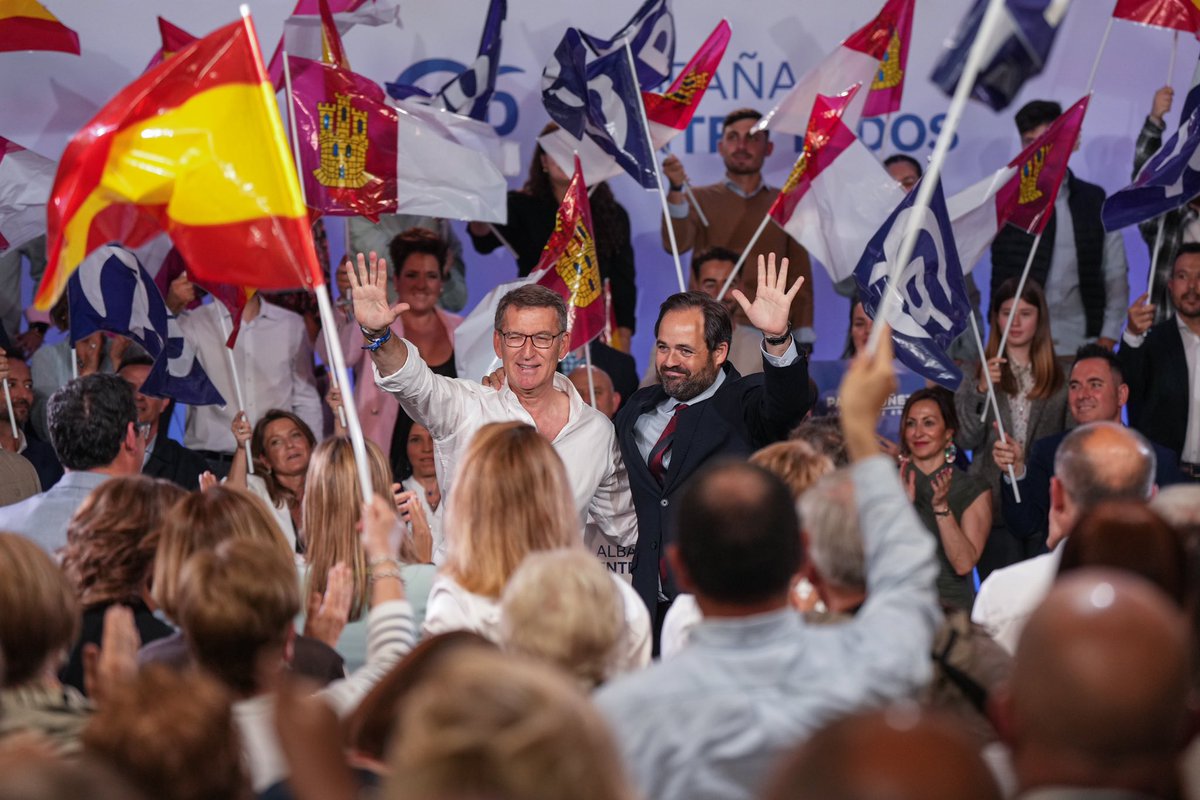 NunezFeijoo's tweet photo. Los españoles van a defender la democracia votando el domingo.

🗳 Votemos masivamente.

🔵 Devolvamos el prestigio a España.
🔵 Recobremos los valores colectivos.

🗳 Votemos a favor de la libertad y para acabar de una vez por todas con el sanchismo.

#TuVotoTieneUnGranPapel https://t.co/EdIzTweUkL