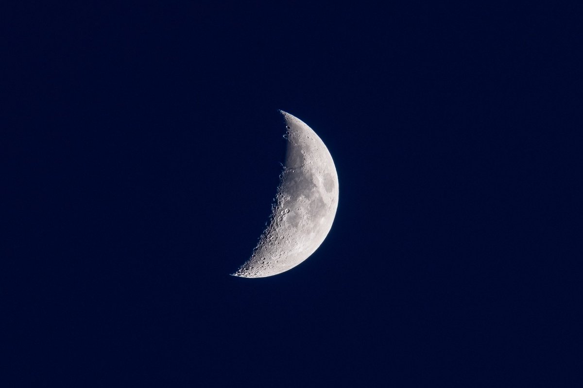 Last night’s moon
📍Treaty 6 Territory

#MoonPhotography #YEGWx #YEG #AlbertaSkies #WaxingCrescent