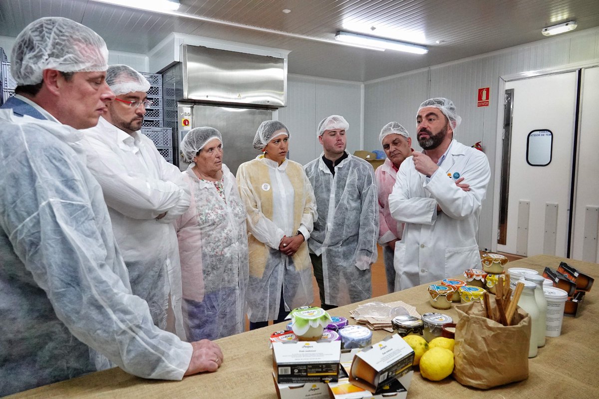 FSA_PSOE's tweet photo. Nuestro secretario general, presidente del Principado y candidato, @AdrianBarbon, ha visitado este mediodía la empresa Palper, en Grado.

Comprometidos con un sector agroalimentario fuerte y de calidad.

#LoQueVotasImporta
#VotaBarbónPresidente  💙💛 https://t.co/jZnQtUUltI