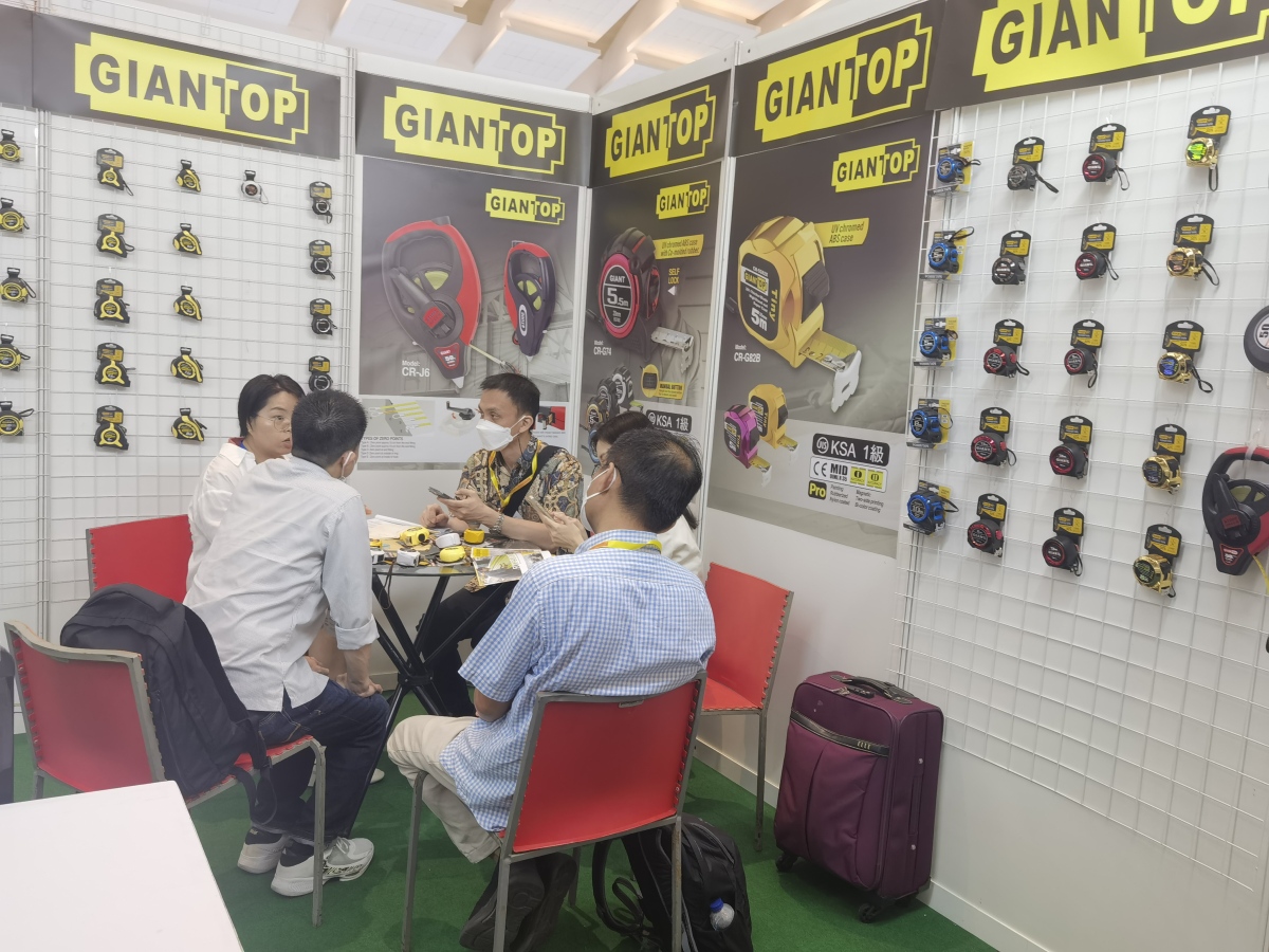 In order to seize the developmental opportunities brought by the #RCEP, #Ningbo enterprises participated in the China (#Indonesia🇮🇩) Trade Fair in Jakarta on May 24, involving eight exhibition areas that included textiles & clothing, electronics, and barber & beauty products.