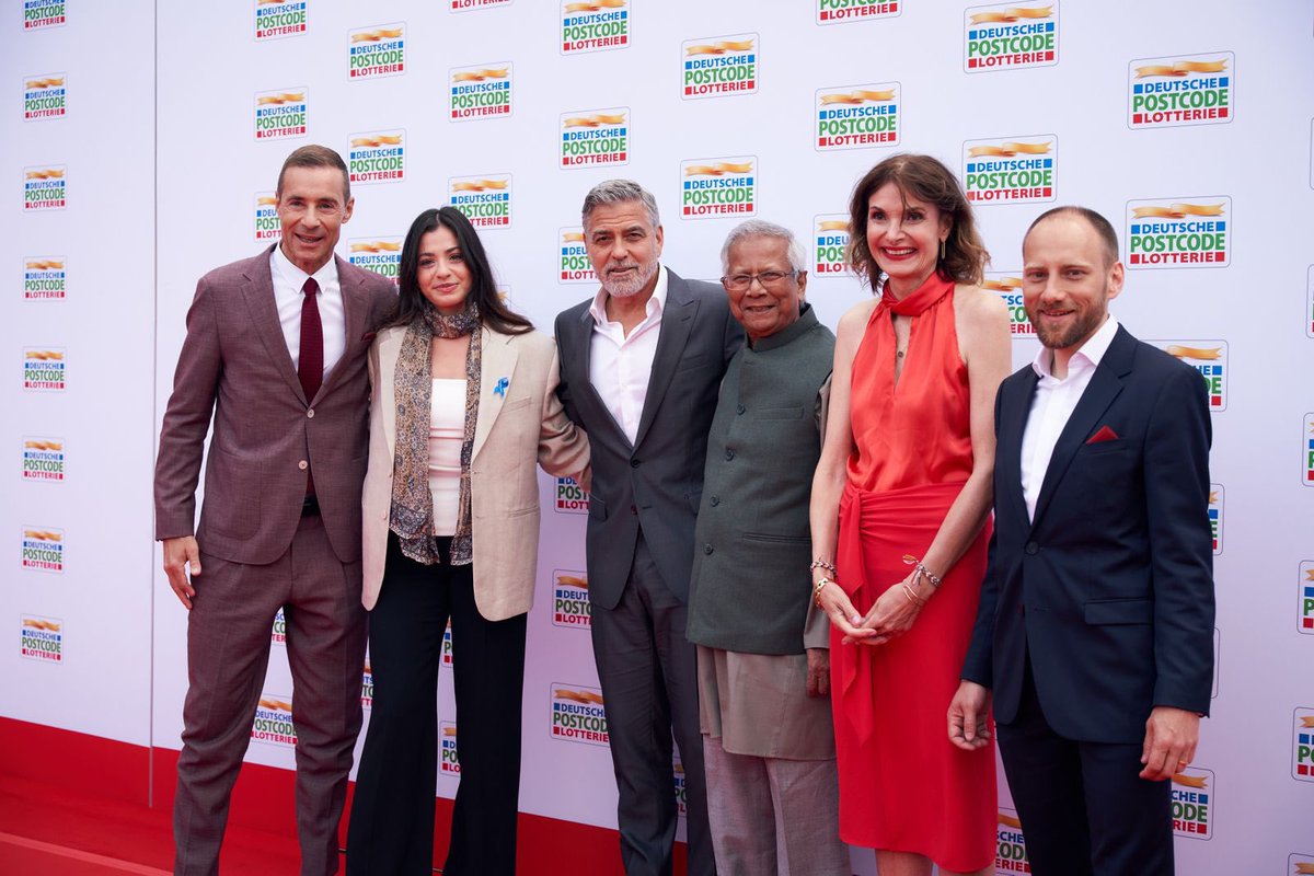 Muhammad Yunus and George Clooney at the German Post Code Lottery Gala, advocating for a new and better civilization. Both call out the power of microcredit inspired by Grameen's ground breaking model as a solution for a world without poverty @Yunus_Centre @GrameenAmerica