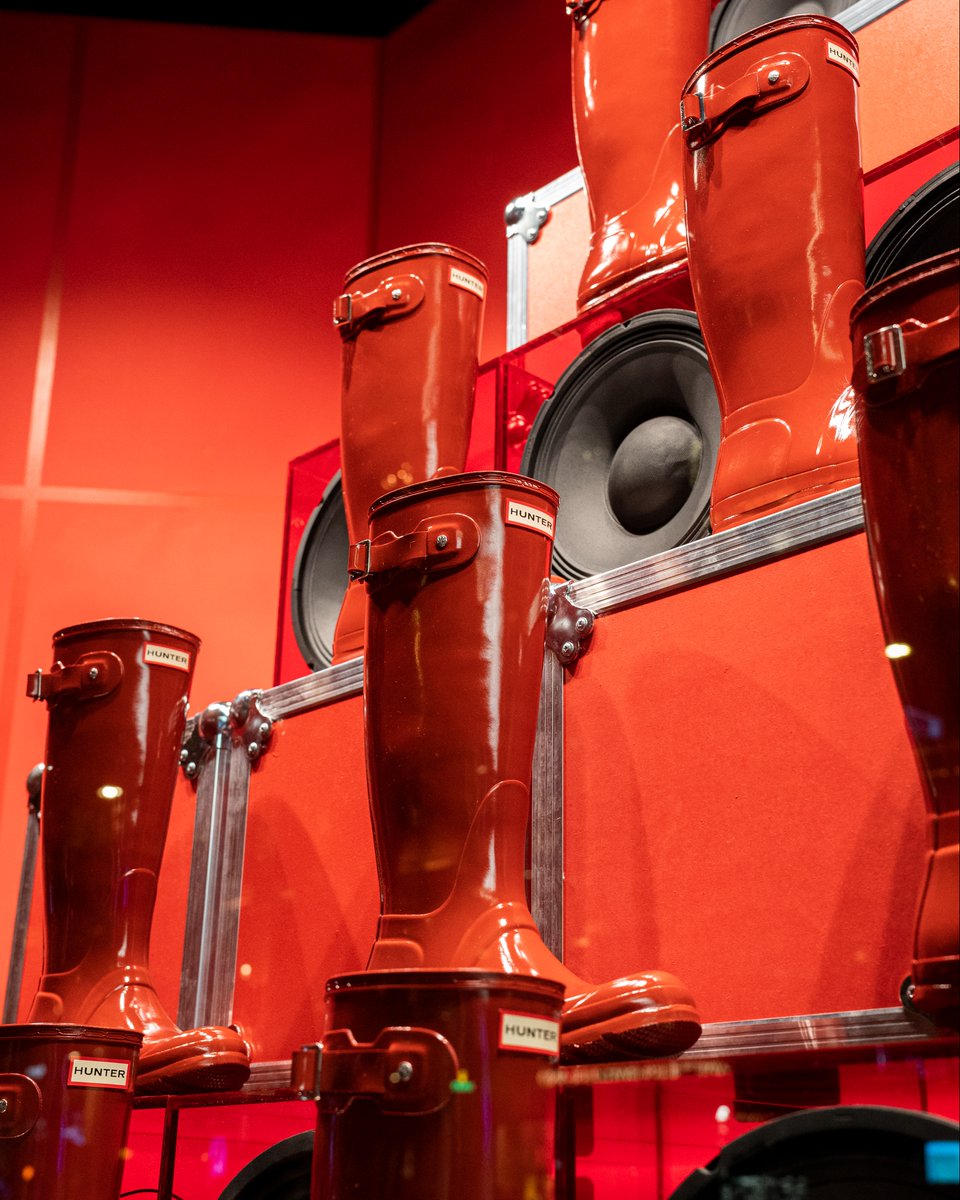 Hunter has arrived at Selfridges 🔈 Check out our new window display celebrating the start of festival season by the main entrance if you're in London.

Shop our red gloss boot and all of your festival essentials here: bit.ly/3MsxRPn

#HunterOriginals
#HunterFestivals