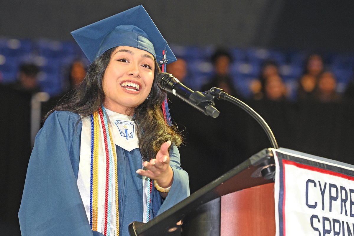 CFISDnoticias's tweet photo. .@CyFairISD ¡Hemos creado un álbum de fotos de la ceremonia de graduación de la #ClaseDe2023 de @CySpringsHS en el @BerryCenter y en la que un total de 563 graduados recibieron sus diplomas! https://t.co/pABF1orKnQ #CySpringsGrad #EspírituCFISD #CFISDparaTodos https://t.co/ZGl2UfoTQ3