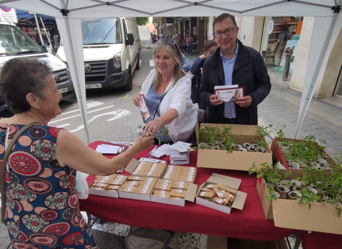Darrer divendres <a href="/AraElVendrell/">Ara El Vendrell Pacte Local</a> a la Rambla. Moltes gràcies a totes les persones que heu passat i ens transmeteu el vostre suport pel 28M. #AraLídia #VotaAraElVendrell
Vota Lídia Rodríguez I <a href="/JoanMariaDiu/">Joan Maria Diu</a> 
<a href="/AraPacteLocal/">Ara Pacte Local</a> <a href="/convergents_cnv/">Convergents</a> <a href="/Pdemocratacat/">PDeCAT - Espai CiU</a>