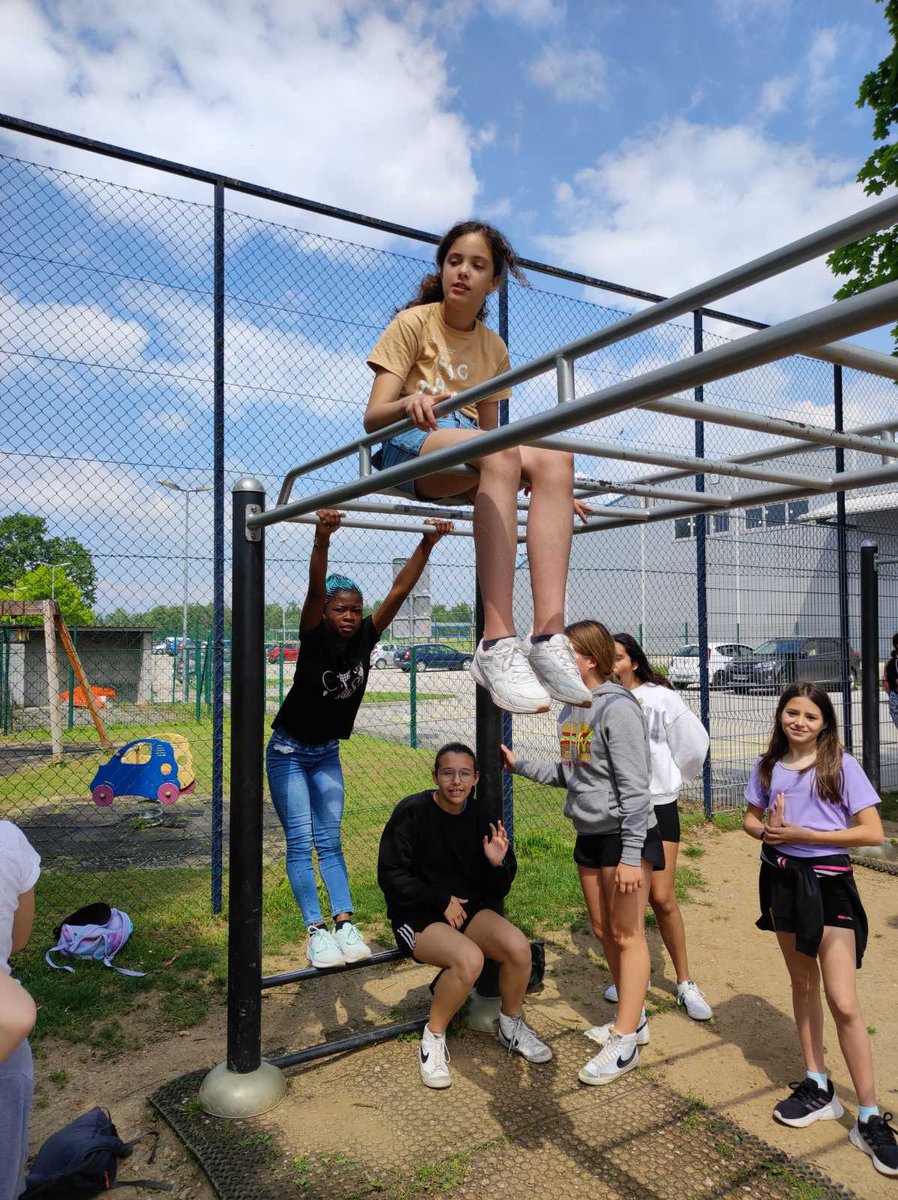 OSsencur's tweet image. Petkovo dopoldne smo preživeli razigrano in nasmejano. Potekale so različne delavnice, na katerih so sodelovali španski učenci in sedmošolci naše šole. #Learning #Cmepius #erasmus #friendship