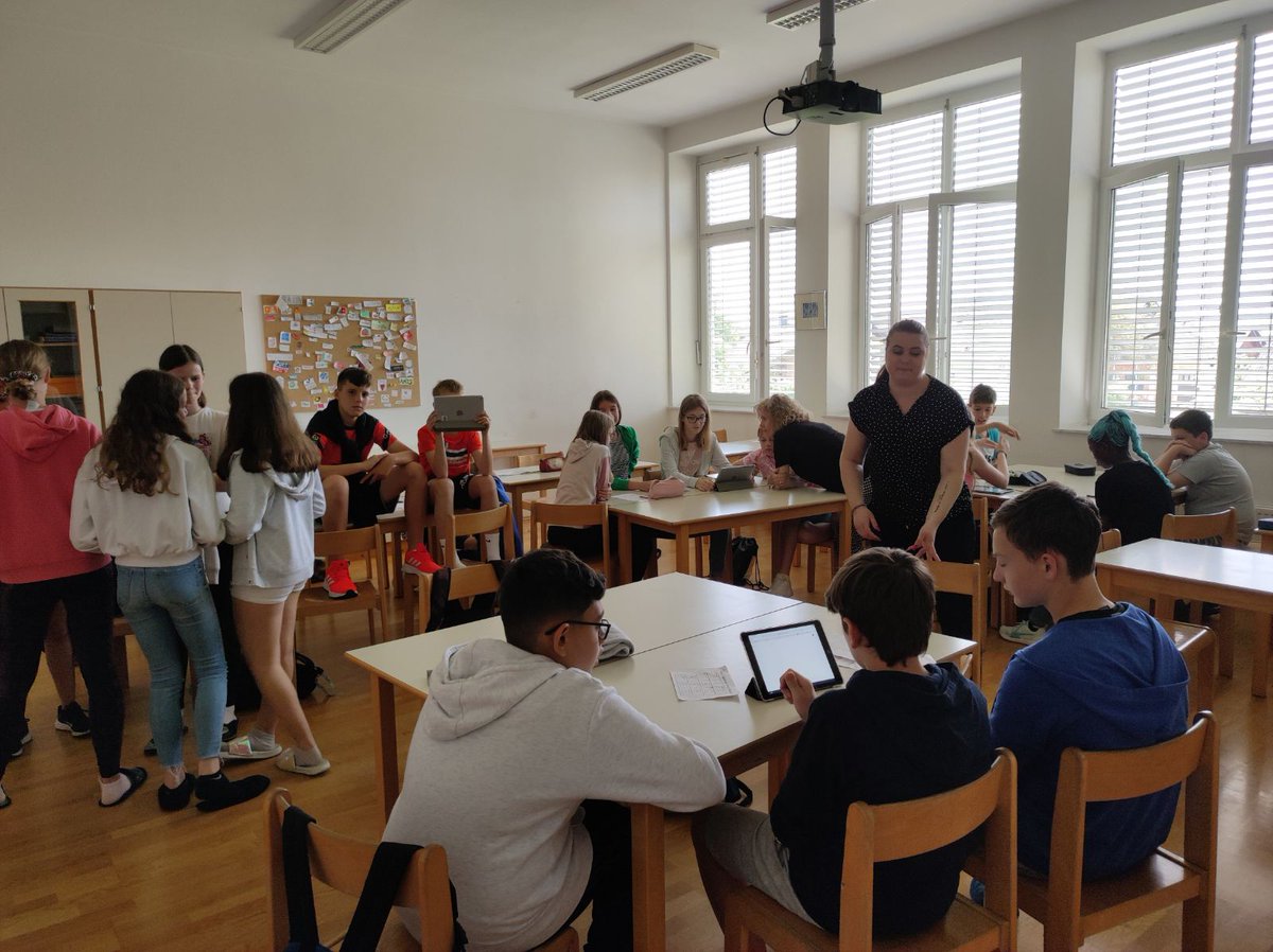 OSsencur's tweet image. Petkovo dopoldne smo preživeli razigrano in nasmejano. Potekale so različne delavnice, na katerih so sodelovali španski učenci in sedmošolci naše šole. #Learning #Cmepius #erasmus #friendship