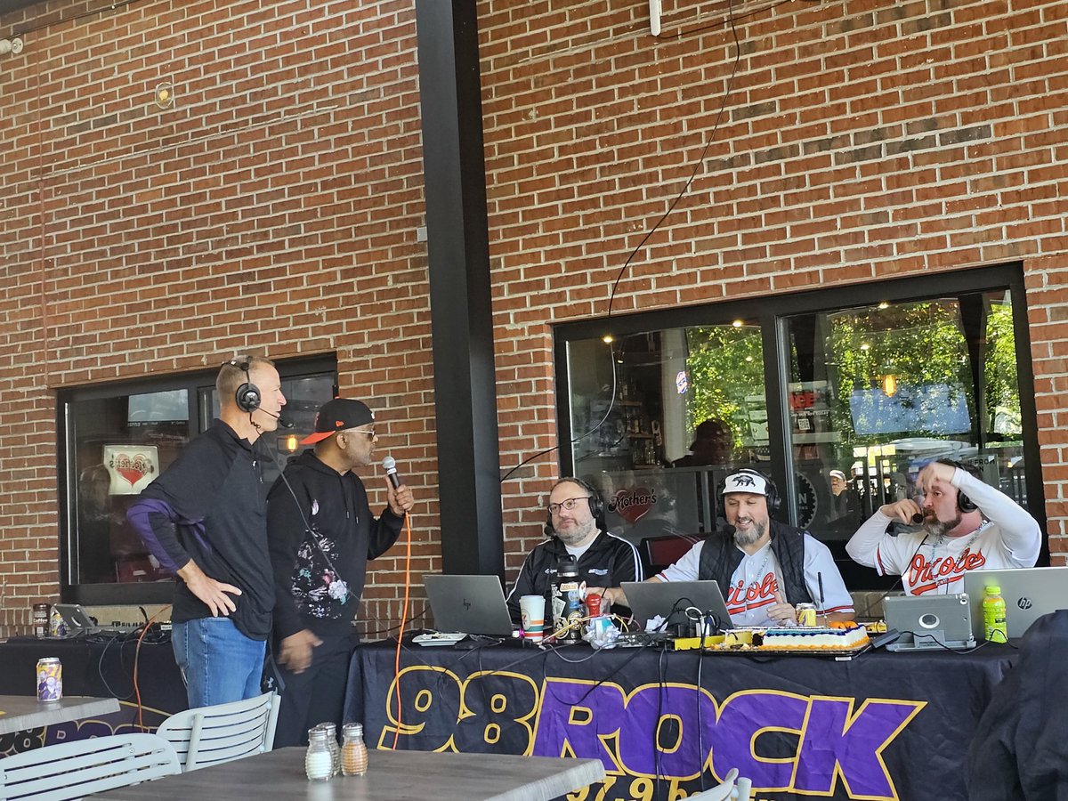 aaronjl18's tweet image. @KeithMills1090 and @KirkMcEwen in the house.

@JSS98Rock @98Rock @km98rock 

#baconandbeer #jss98rock #98rock #mothersnorthgrille