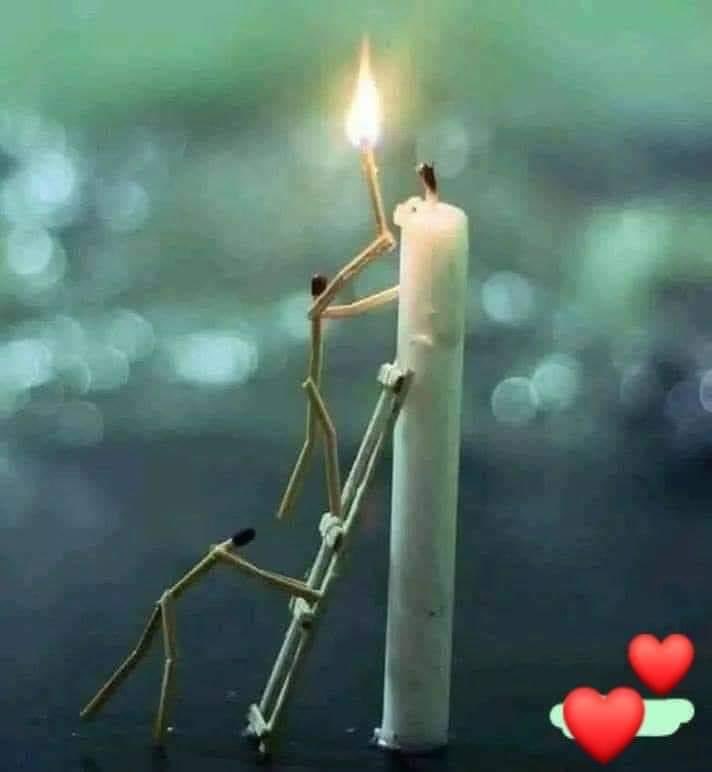 Cierto día, el fósforo le dijo a la vela: Hoy te encenderé. ¡Oh no!, dijo la vela, tú no te das cuenta que, si me enciendes, mis días estarán contados; no me hagas una maldad de esas. 
-¿Entonces tú quieres permanecer así toda tu vida? ¿Dura, fría y sin haber brillado nunca?