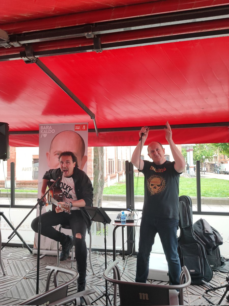 JSBarakaldo's tweet photo. Hace unos días celebramos nuestro Rock'n Roses junto a Carlos, candidato a la Alcaldía de Barakaldo 🌹🍻

Hoy que es el último día de campaña nos apetece recordar ese día y poner en valor el compromiso del @psebarakaldo con los jóvenes del Municipio.

CARLOS ALCALDE‼️ https://t.co/lh5iTX8LhG
