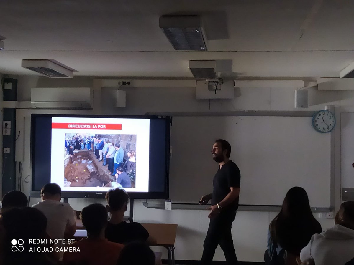 Avui l'alumnat de 4t d'ESO ha pogut gaudir d'una interessant xerrada amb en René Pacheco, antropòleg forense i membre de l'Associació per la Recuperació de la Memòria Històrica. Ens ha explicat com treballen en  la recuperació dels cossos de les víctimes del franquisme.