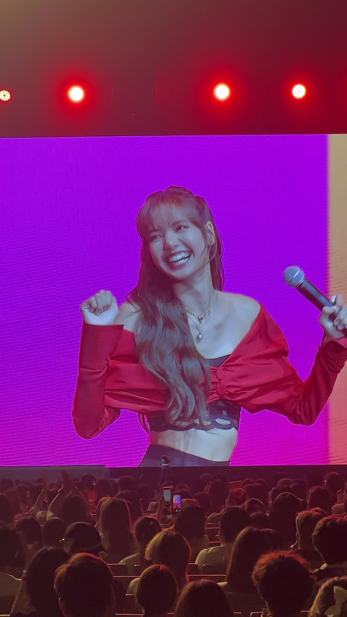 lalisahourIy's tweet photo. happy lisa is my favorite ever https://t.co/nz8VgBb5J4