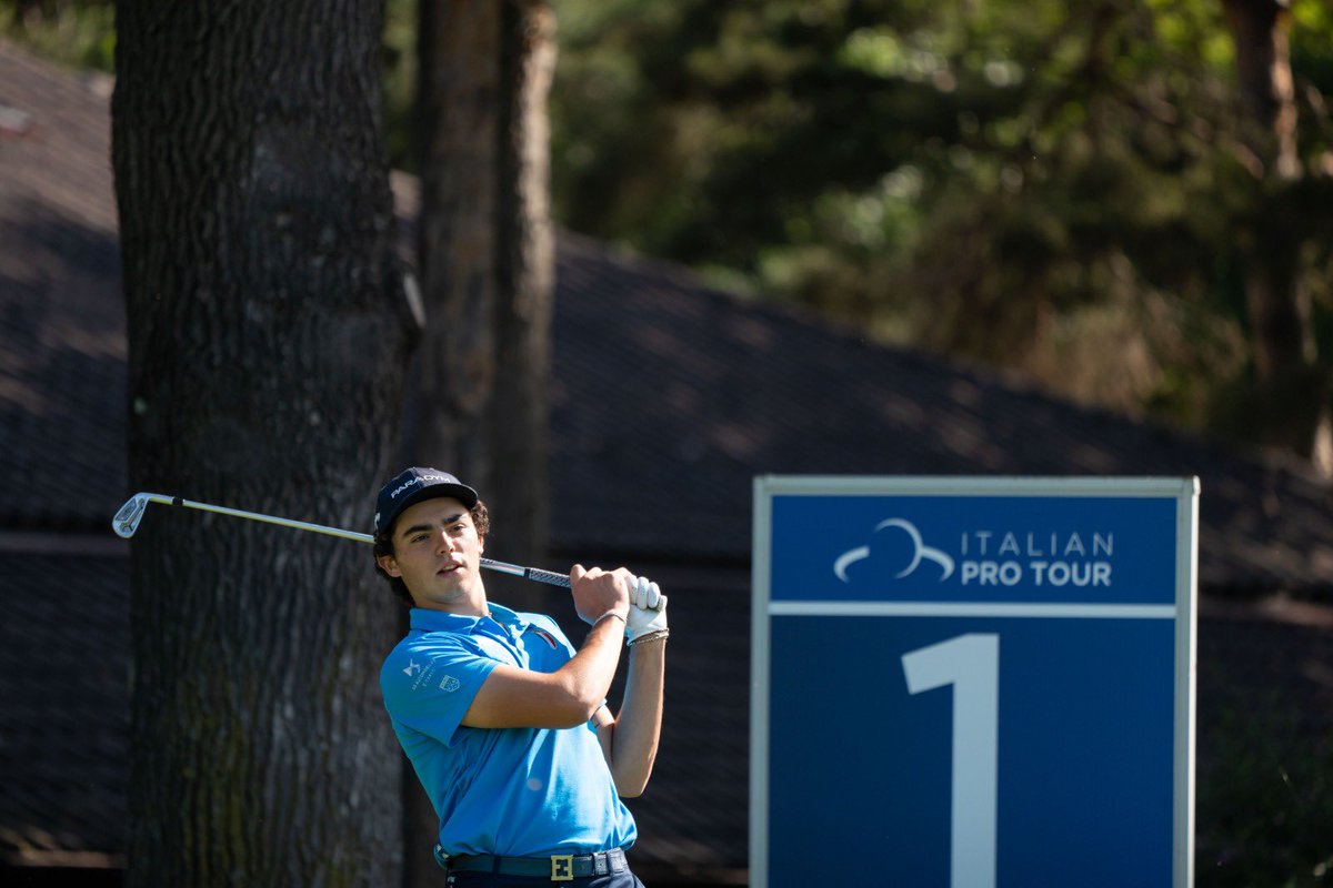 FederGolf's tweet photo. 📍  Memorial Giorgio Bordoni by AON 
Sul percorso de La Pinetina Golf Club vince 🇳🇱#VanderWeele con -19 🏆
🇮🇹 Ottima prova di #Agugiaro 2/o con -10 insieme a 🇪🇸 #AguirreIzcue.
🇮🇹 Tra gli azzurri: #DiNitto 4/o con -8, #Dallanegra (a) 7/o con -7. #Comotti e #Bergamaschi 9/i con -6. https://t.co/qd182BYSRJ