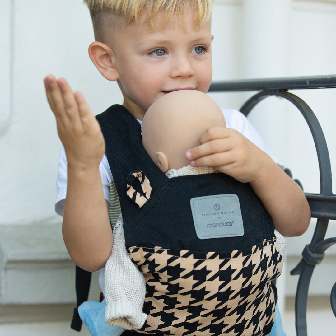 manducacarrier's tweet photo. NICHT OHNE MEINEN BÄR! OKAY. Alle Lieblinge, groß oder klein, passen in die #manduca #bellybutton #DollCarrier rein. Die #Puppentrage in Pepita Navy/Black passt Kuscheltiereltern ab 1,5 J und als Geschenk zum Geschwisterbaby, fürs Patchwork-Pendeln oder die ersten Kita-Tage https://t.co/SlRKnzHeeO