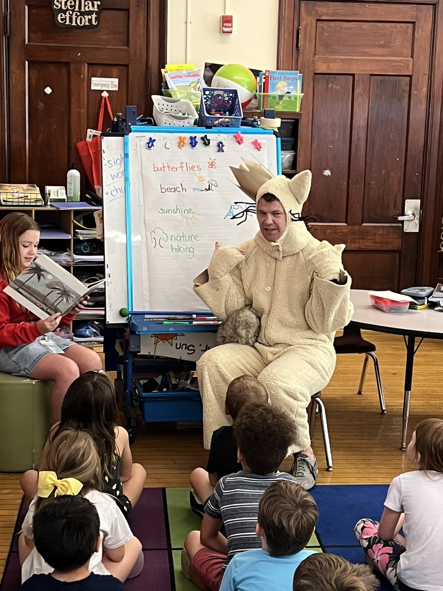 TEW1301's tweet photo. LOOK who came to visit us this morning for an amazing ACTIVE read aloud! 
Dr. Jacobs and Principal for a Day, Rory! @BloomBulldogs @BLOOM_AP_ @JCPSSuper @JCPSAsstSuptTL https://t.co/xumUrDbneC